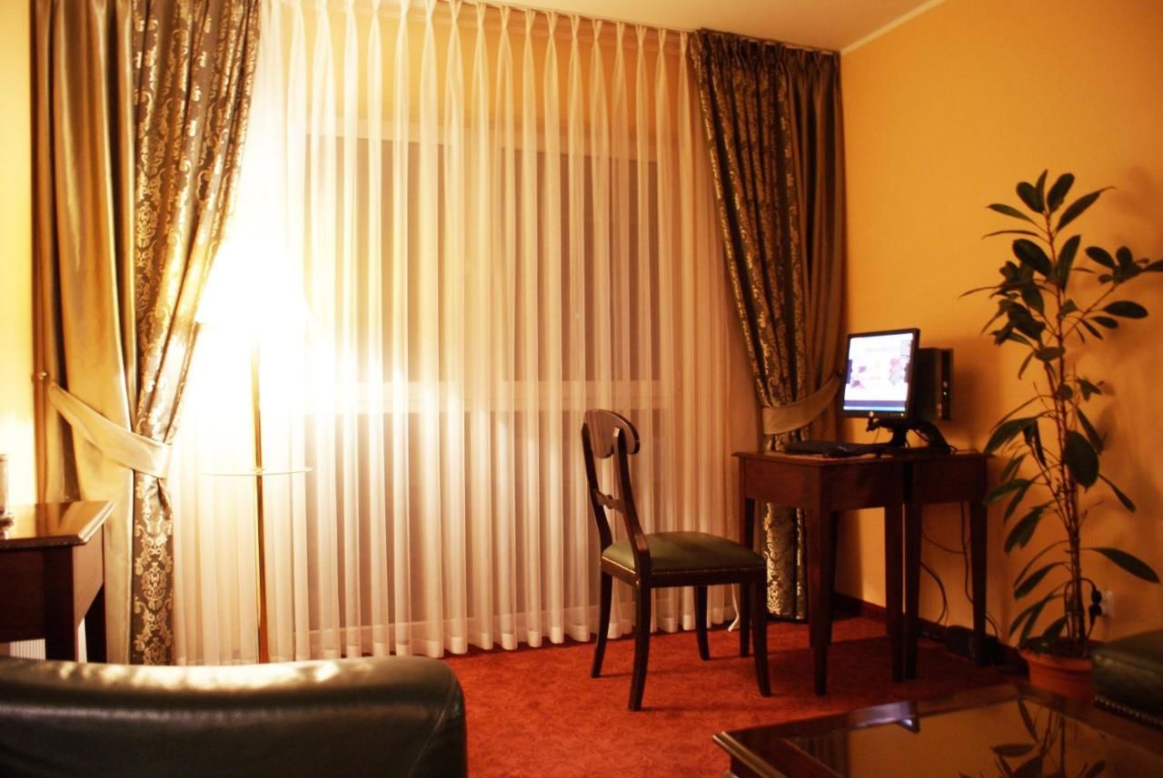 Отель Hotel Iskra by Katowice Airport Пирзовице-36